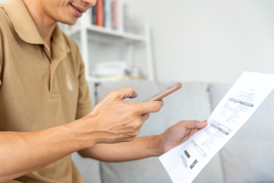 Mann scannt QR Code mit ZeSI App