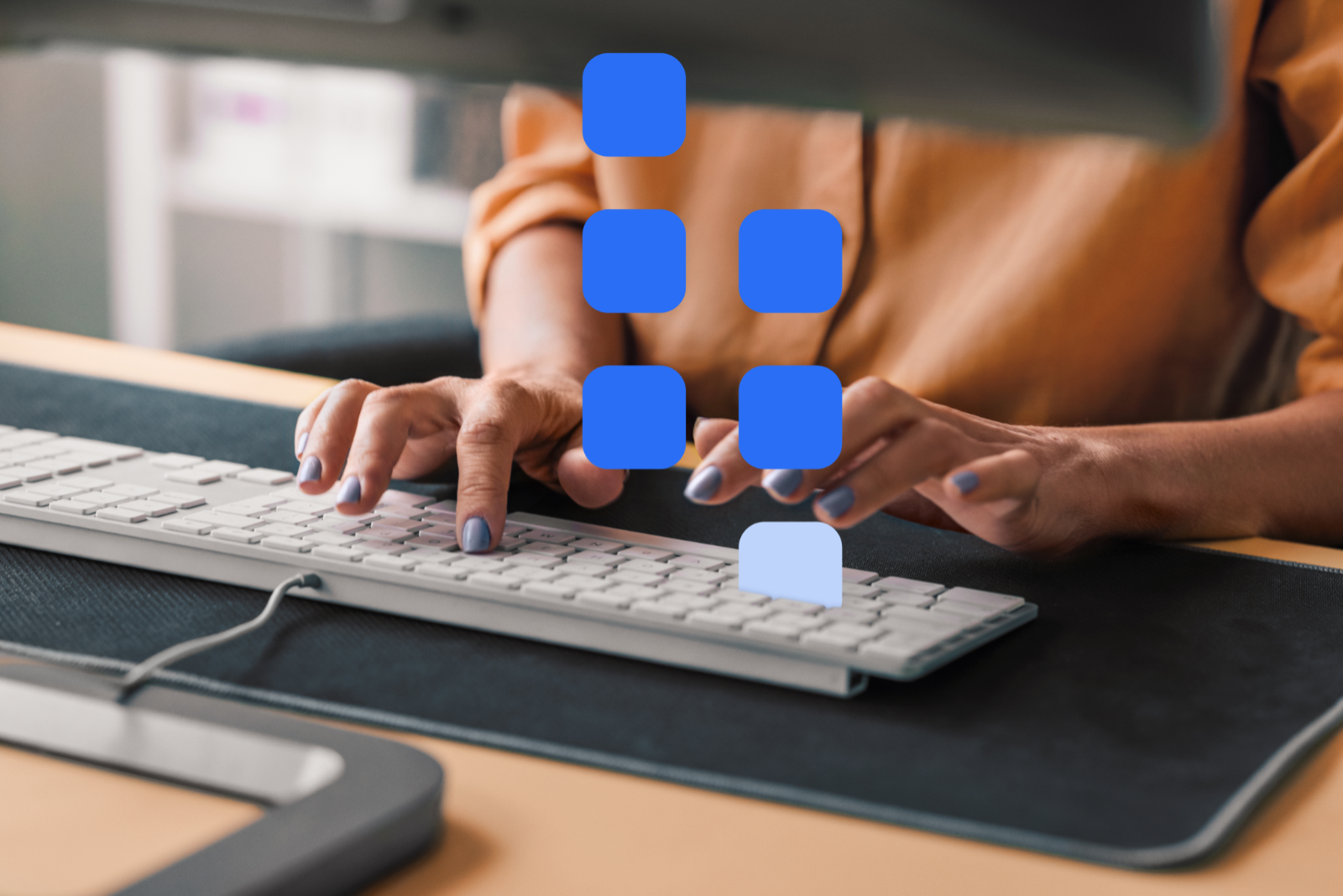 Person tippt auf die Tatsatur