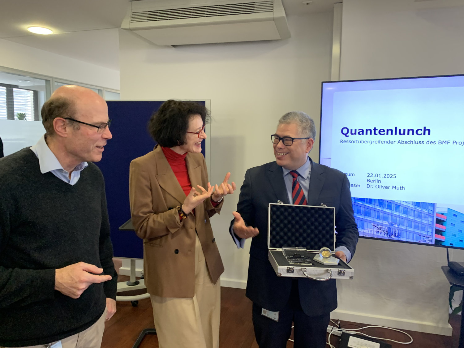 Dr. Oliver Muth und Dr. Kim Nguyen von der Bundesdruckerei und Denise Rennmann vom BMF beim Quantenlunch Dr. Oliver Muth und Dr. Kim Nguyen von der Bundesdruckerei und Denise Rennmann vom BMF beim Quantenlunch