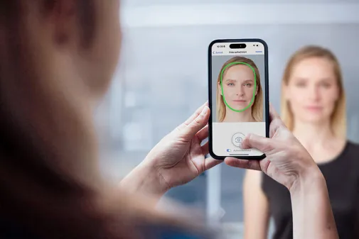 Eine Frau wird mit einem Smartphone fotografiert.