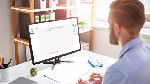 Mann am Computer arbeitet mit KI Tool für Verwaltung Assistent.IQ der Bundesdruckerei