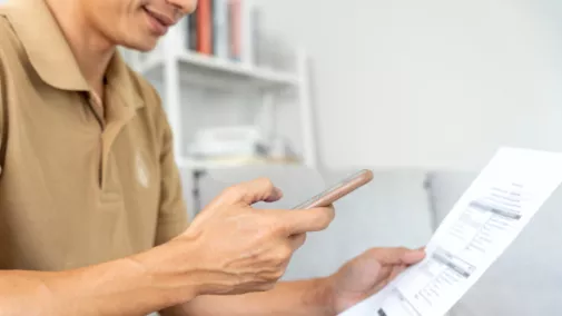 Mann scannt QR Code mit ZeSI App