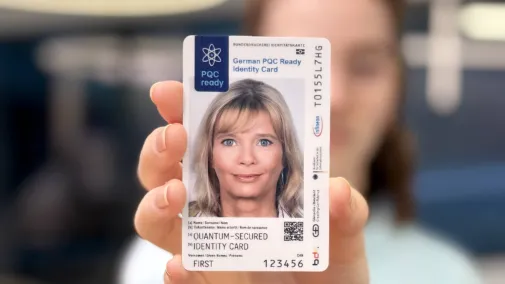 Frau demonstriert quantensicheren Personalausweises