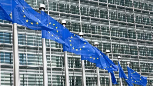 EU-Fahnen wehen vor einem Gebäude. EU-Fahnen wehen vor einem Gebäude.