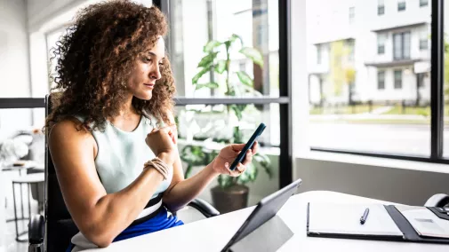 Frau mit Tablet und Smartphone Frau mit Tablet und Smartphone