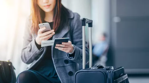 Frau Reise Koffer Smartphone Ausweis Dokumente ""