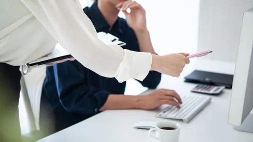Frau und Mann am Arbeitsplatz 