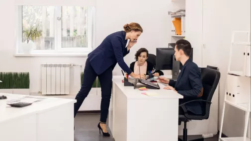 Frau und Mann sitzen am Telefon Computer im Büro beim Amt Frau und Mann sitzen am Telefon Computer im Büro beim Amt