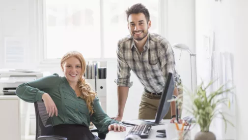 Frau Mann am Tisch im Büro Frau Mann am Tisch im Büro