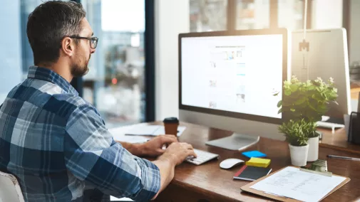 Mann Computer arbeitet zu Hause Mann Computer arbeitet zu Hause