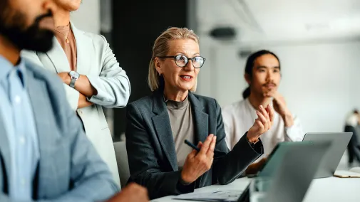 Eine Ansicht von Mitarbeitende in einem Gespräch