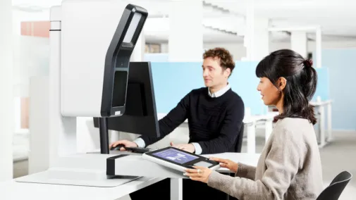 Frau und Mann nutzen Aufnahmesystem PointID