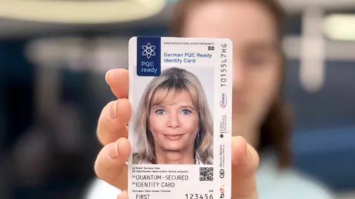 Frau demonstriert quantensicheren Personalausweises