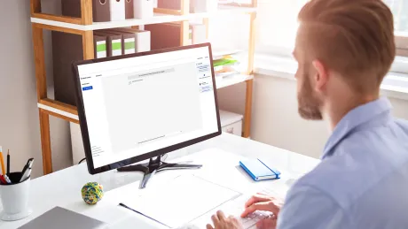 Mann am Computer arbeitet mit KI Tool für Verwaltung Assistent.IQ der Bundesdruckerei