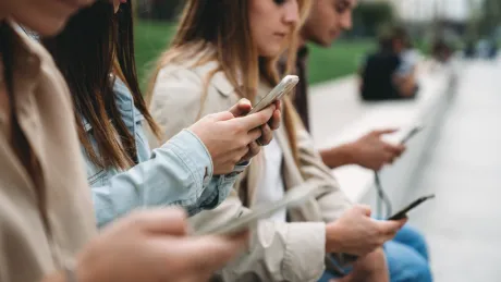 Personengruppe mit Smartphones