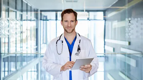 Arzt mit Tablet Arzt mit Tablet