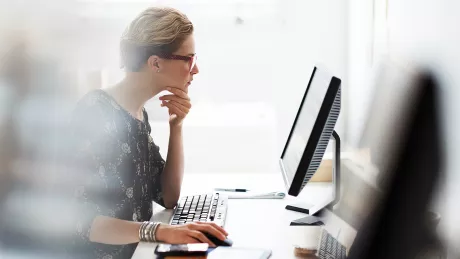 Frau im Büro am Computer 