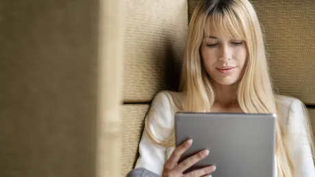 Frau schaut auf Tablet