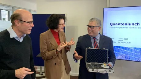 Dr. Oliver Muth und Dr. Kim Nguyen von der Bundesdruckerei und Denise Rennmann vom BMF beim Quantenlunch