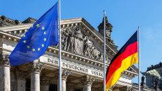 Die Ansicht vom Reichstag in Berlin mit Fahnen.