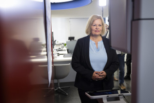 Nancy Faeser nutzt PointID für ein digitales Lichtbild