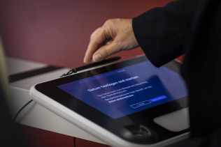 Nancy Faeser nutzt PointID für ein digitales Lichtbild und Unterschrift