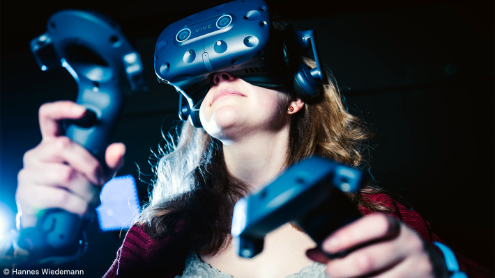 Foto einer Frau, die eine augmented reality Brille trägt und benutzt