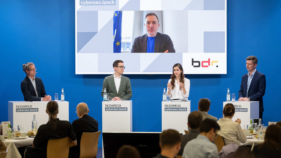 Foto der Experten und Expertinnen der Podiumsdiskussion beim cybersec.lunch vom Tagesspiegel und Bundesdruckerei-Gruppe zum Thema Vertrauenswürdige KI