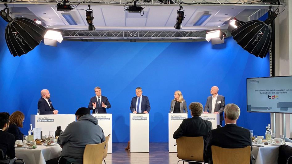 Foto der Experten und Expertinnen der Podiumsdiskussion beim 23. cybersec.lunch zum Thema Nationale Sicherheitsstrategie